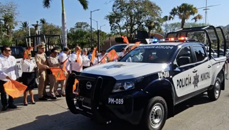 Entregan patrullas a corporaciones policiales de Salina Cruz