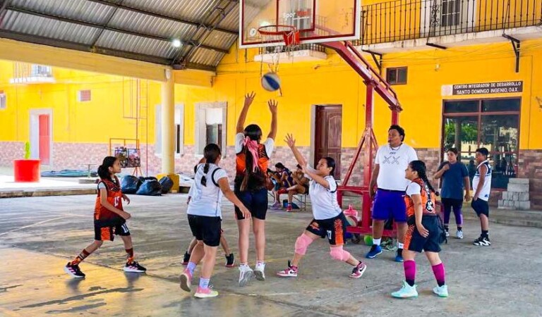 Santiago Laollaga Reconoce a Ganadores del Torneo Relámpago de Básquetbol