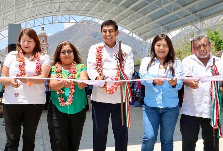 Salomón Jara cumple compromiso y entrega techado municipal en San Agustín Atenango