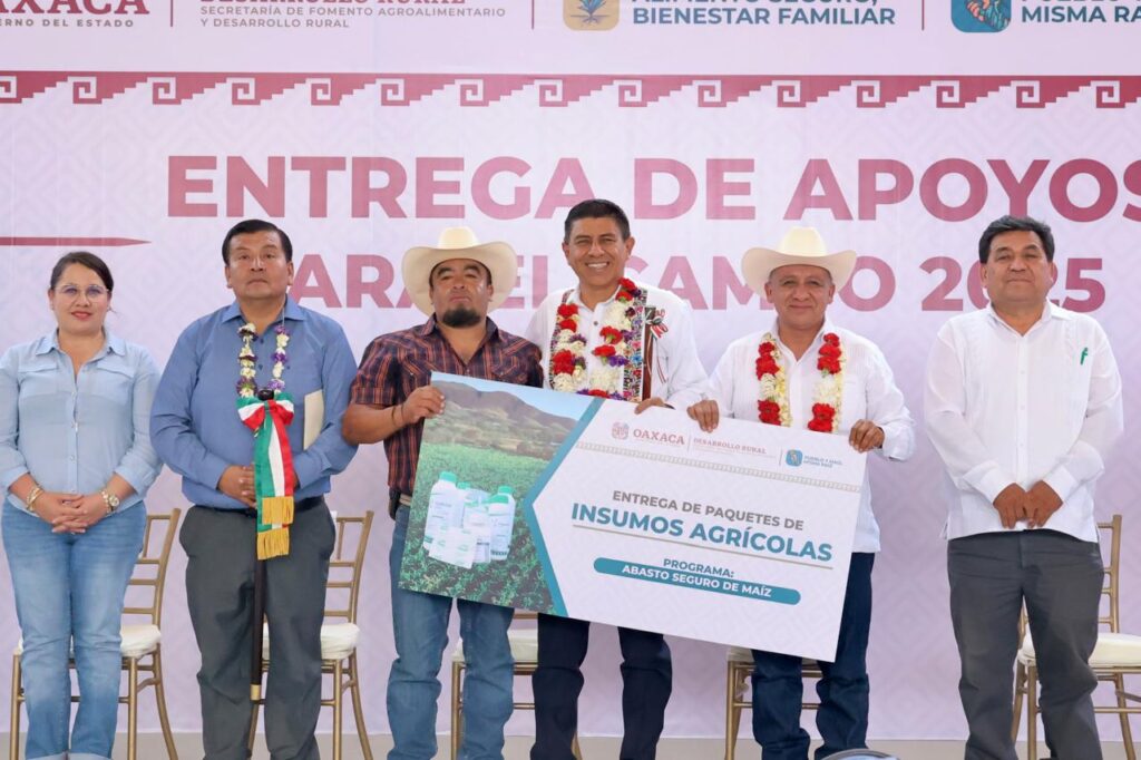 Salomón Jara entrega 'Apoyos al Campo 2025' en productores de Valles Centrales