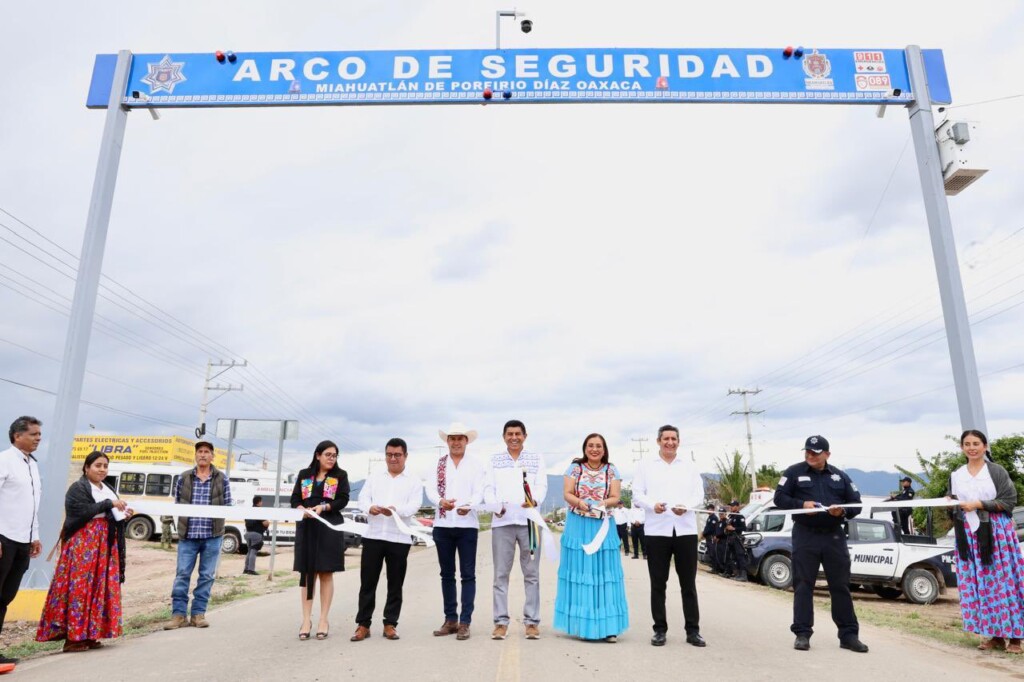 Salomón Jara inaugura arco de seguridad en Miahuatlán