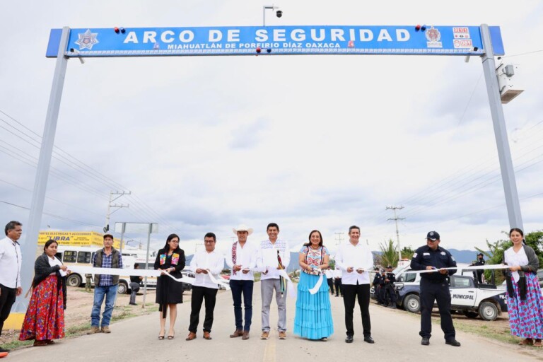 Salomón Jara inaugura arco de seguridad en Miahuatlán