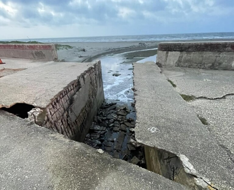 Colapsa plancha de concreto en el malecón