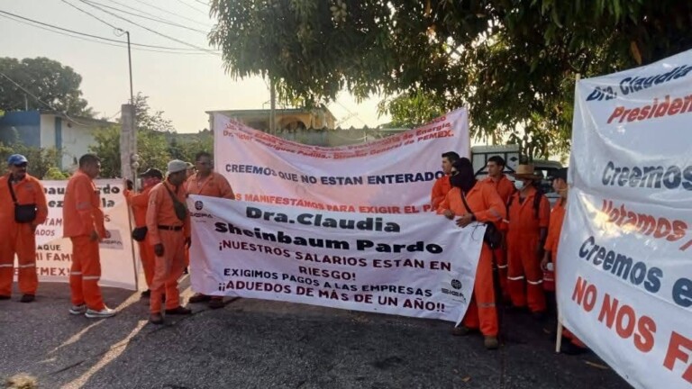 Mantienen plantón frente a refinería Minatitlán