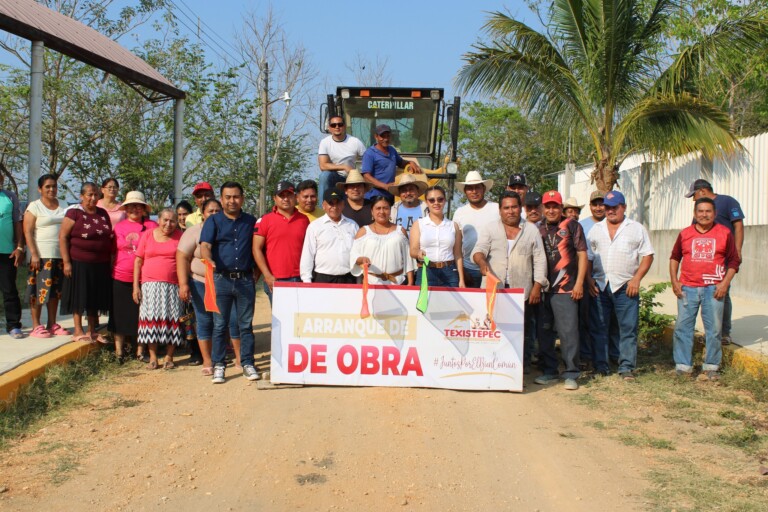 Continúa la construcción de obras públicas en Texistepec