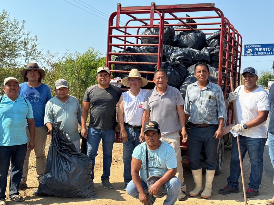 San Pedro Mixtepec realiza tequio de limpieza de la Carretera Estatal 131