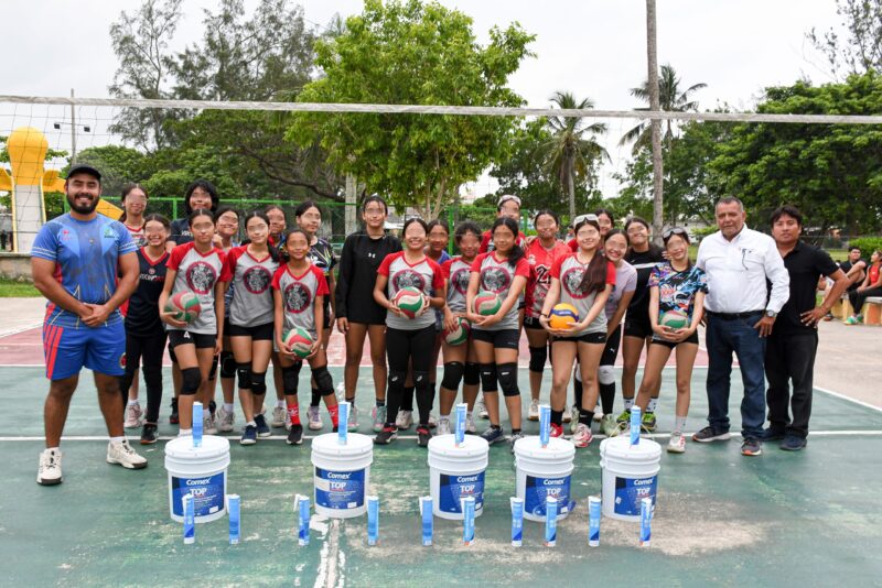 Apoyan a las ‘Vikingas de Coatza’ con materiales para renovar su cancha de voleibol