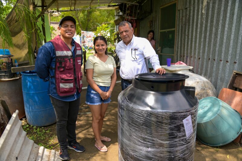 Coatzacoalcos refuerza acciones ante el estiaje con entrega de tinacos a familias vulnerables