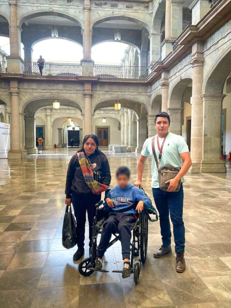 DIF Oaxaca entrega silla de ruedas a joven de Santa María Pápalo tras solicitud pública