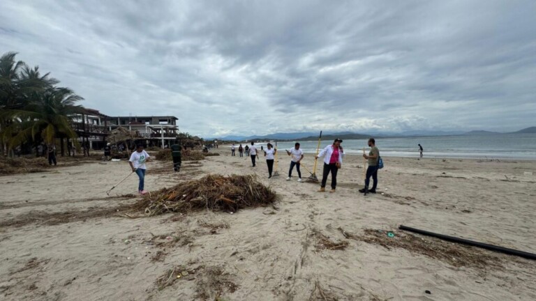 Reactivan apoyos en Chacahua Isla tras impacto del huracán Erick
