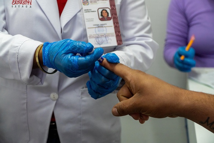 Coesida promueve salud sexual durante marcha del Orgullo LGBTTTIQ+ en Oaxaca