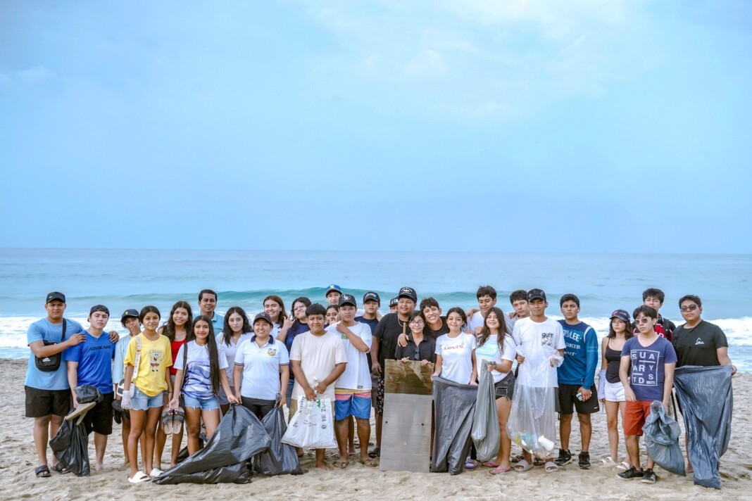 Realizan limpieza en Playa Bacocho