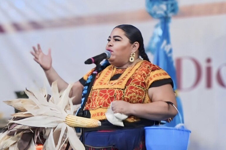 Con una cubeta y un mandil, Luz Adriana denuncia el matrimonio forzado y la misoginia en el certamen de la “Diosa Centéotl 2025”