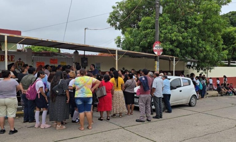 Padres de familia exigen destitución de directora tras casos de inseguridad en escuela primaria