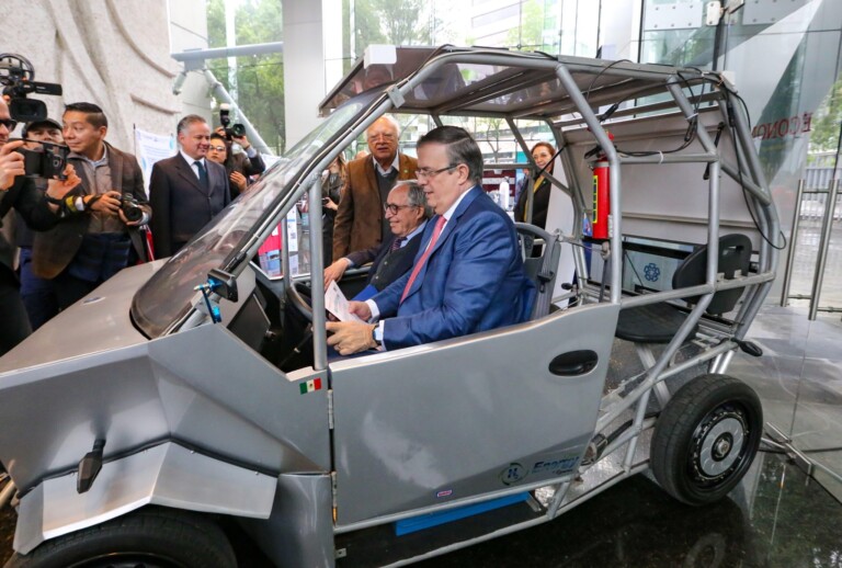 Marcelo Ebrard presume foto con el primer vehículo ecoamigable en México