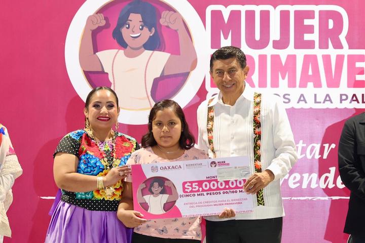 Entregan los primeros cheques del programa 'Mujer Primavera, Créditos a la Palabra'