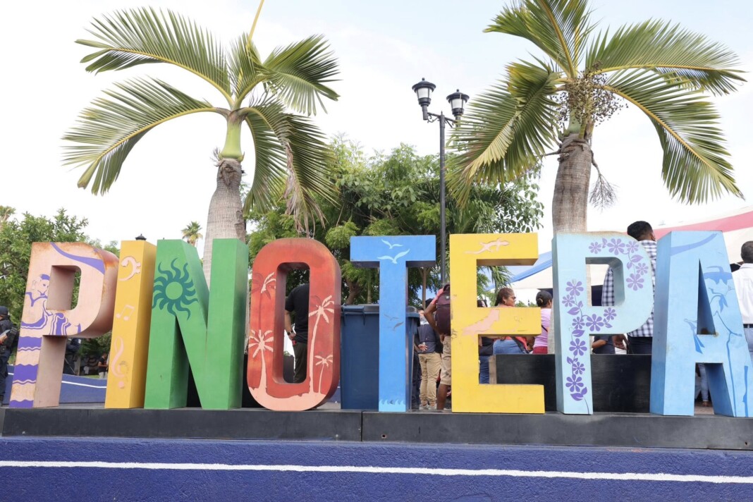 Gobierno de Oaxaca apoya a la educación en Pinotepa Nacional