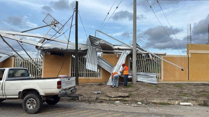 Realizan retiro de estructuras dañadas por el huracán “Erick” en Oaxaca