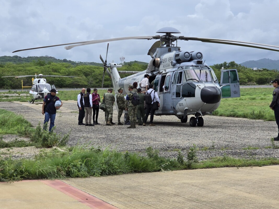 Salomón Jara y Claudia Sheinbaum realizan sobrevuelo de evaluación en Oaxaca tras impacto de 'Erick'