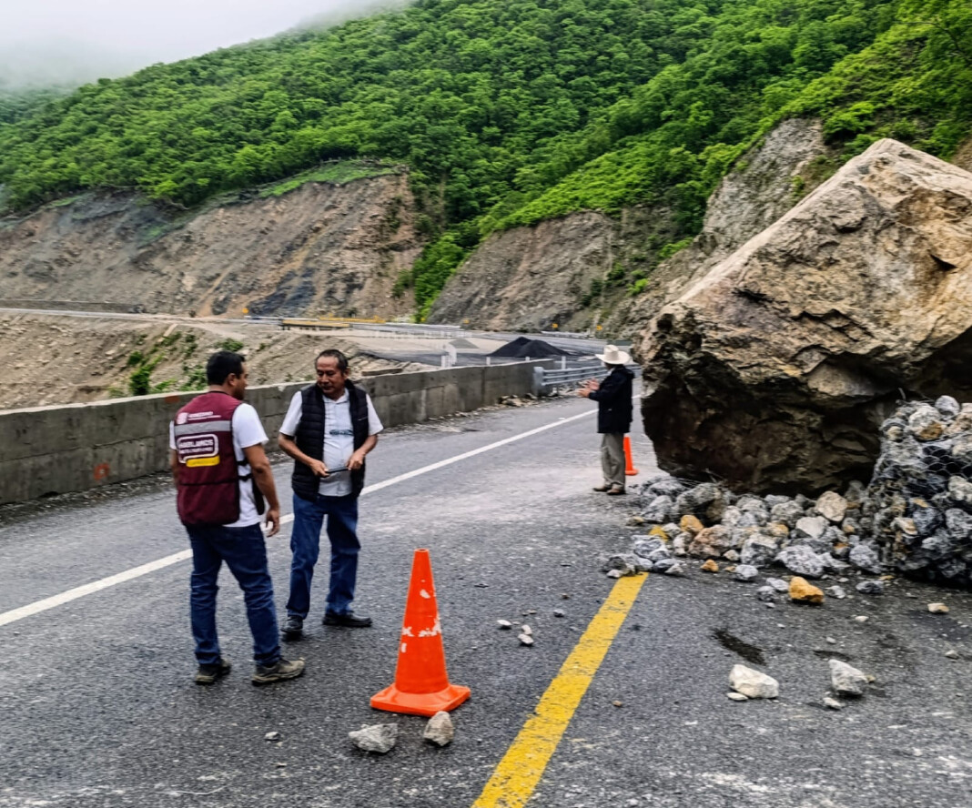 Sin interrupciones, continúan los trabajos de rehabilitación del paso en autopista Mitla-Tehuantepec