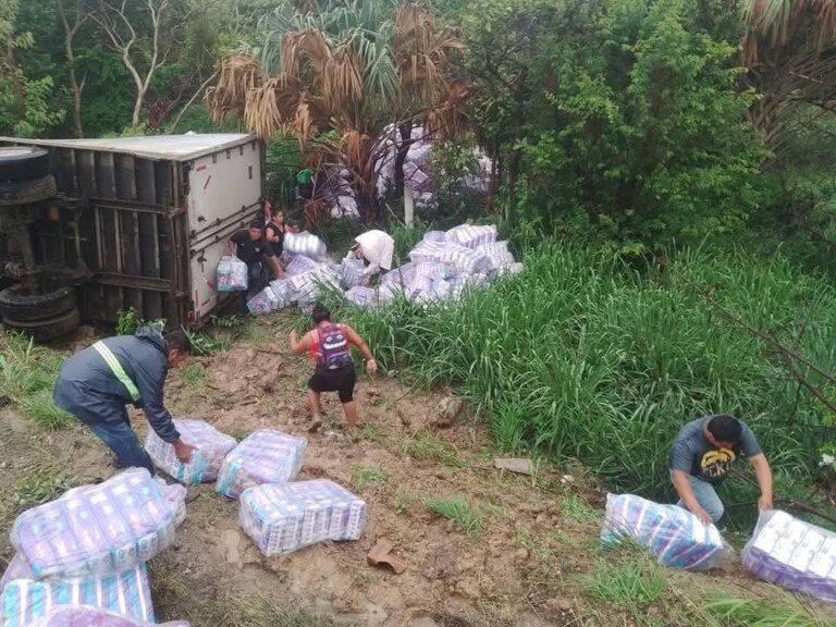 Volcadura de tráiler con pañales provoca actos de rapiña en la carretera Transístmica