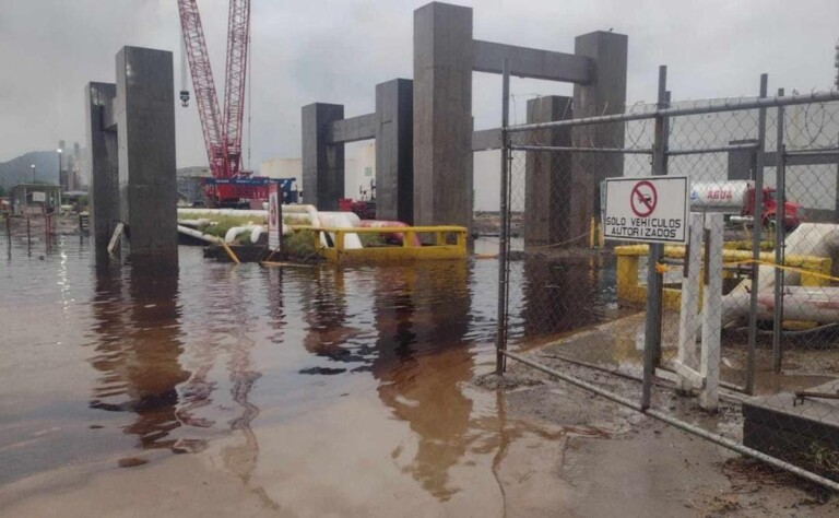 Huracán “Erick” provoca inundaciones y conato de incendio en refinería de Salina Cruz