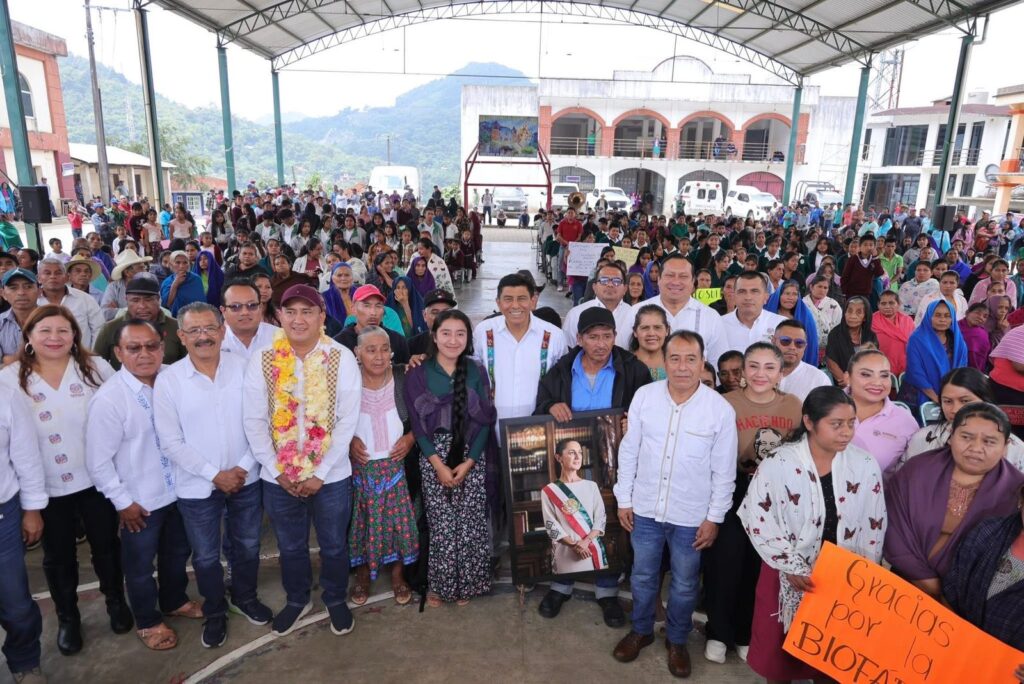 Refuerza Salomón Jara educación y bienestar en San Lucas Camotlán