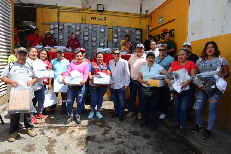 Entregan uniformes a personal de base del mercado Ignacio Zaragoza en Salina Cruz