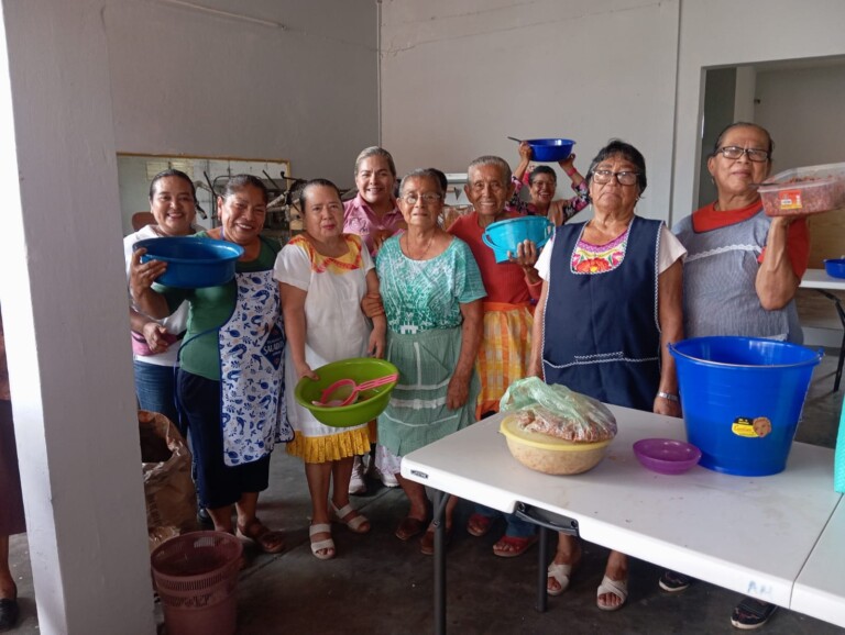 Abuelitas de Matías Romero aprenden a preparar chorizo de soya con creatividad