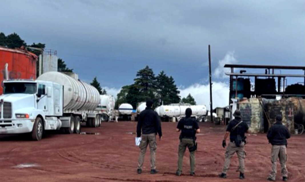 Aseguran más de 900 mil litros de combustible ilícito en predio de Veracruz