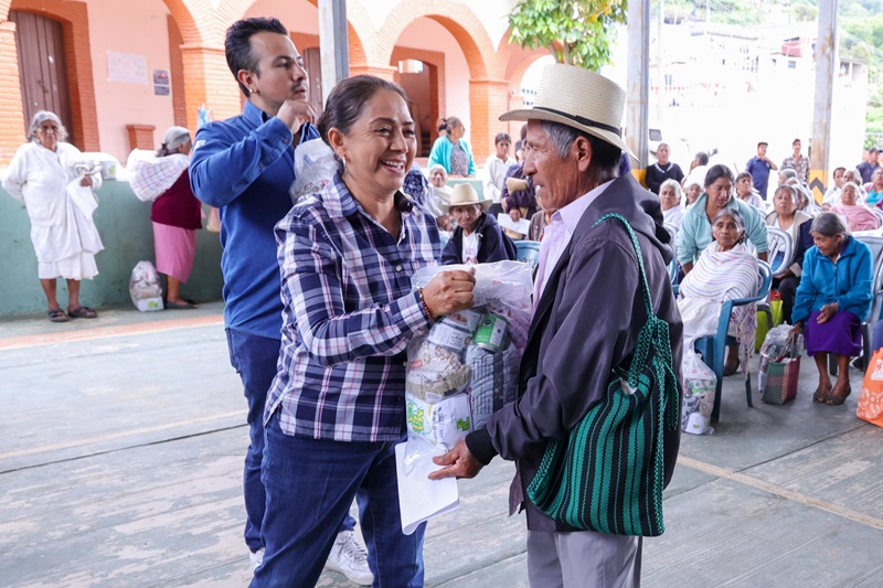 DIF Oaxaca entrega canastas alimentarias a familias costeñas, istmeñas y serranas