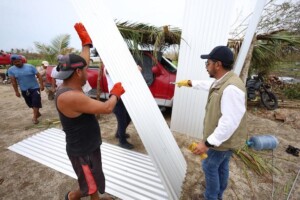 Entregan más de 12 mil láminas a afectados por 'Erick'