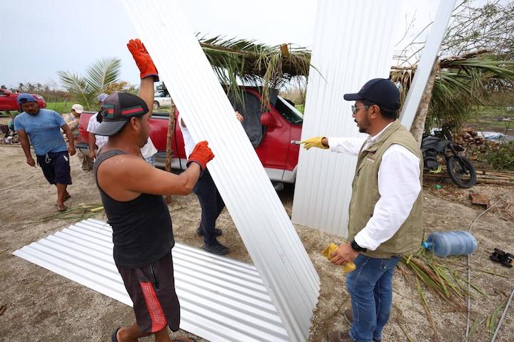 Entregan más de 12 mil láminas a afectados por 'Erick'