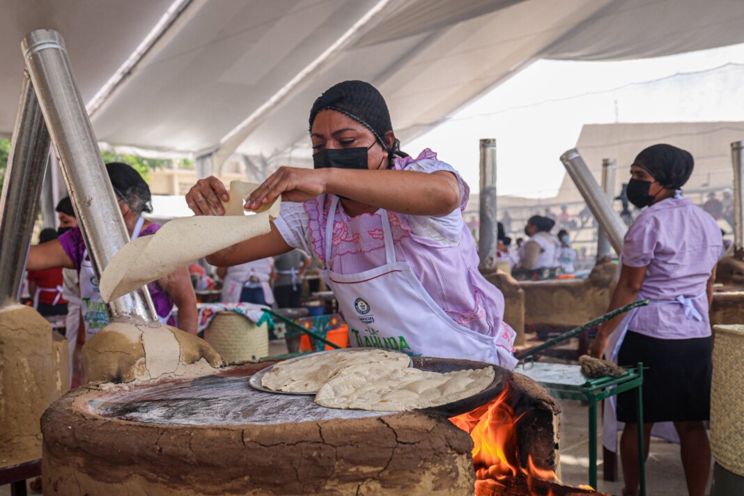 Oaxaca impone nuevo Récord Guinness con la tlayuda más grande del mundo