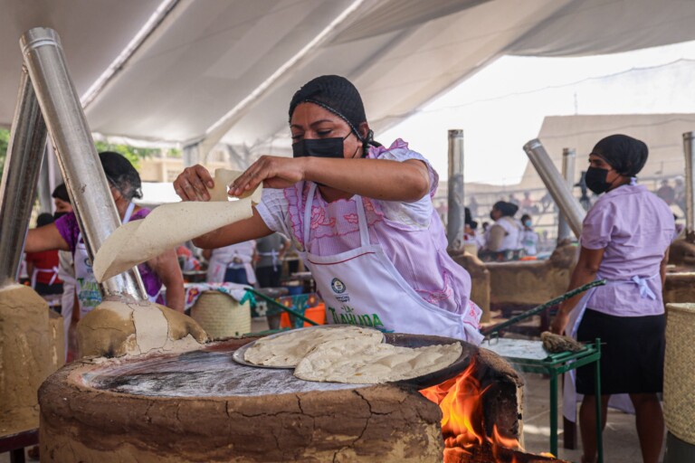 Oaxaca impone nuevo Récord Guinness con la tlayuda más grande del mundo