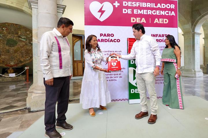 Oaxaca instala desfibriladores de emergencia en espacios públicos