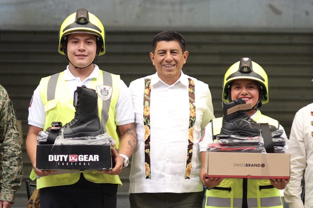 Salomón Jara entrega más de 6 mil nuevos uniformes a policías estatales