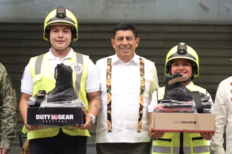 Salomón Jara entrega más de 6 mil nuevos uniformes a policías estatales
