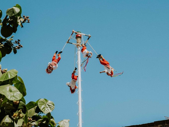 Suspenden ritual de los Voladores de Papantla tras caída de danzantes