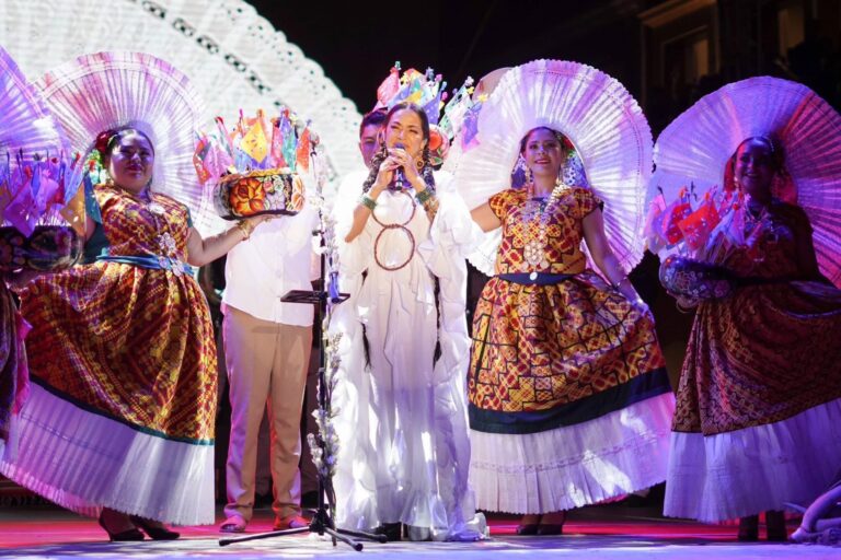 Bailarines de Asunción Ixtaltepec acompañaron a Lila Downs en el concierto masivo en la Alameda de Léon