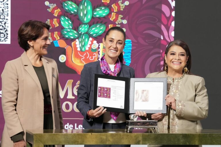 Violeta Abreu explica el diseño del timbre conmemorativo por los 700 años de Tenochtitlán
