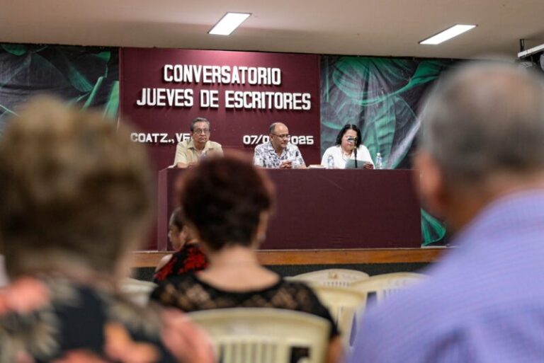 “Jueves de Escritores” impulsa el talento literario en Coatzacoalcos con la obra de Adán Cabral