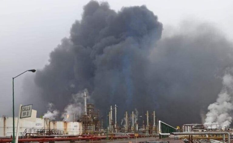 Columna de humo en refinería de Salina Cruz fue parte de maniobras controladas: Pemex