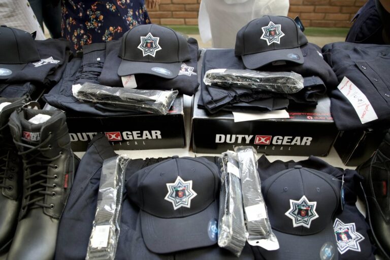 Entregan uniformes a policías de Ixtaltepec