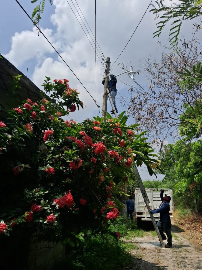 Tehuantepec mejora alumbrado público en Santa Teresa de Jesús