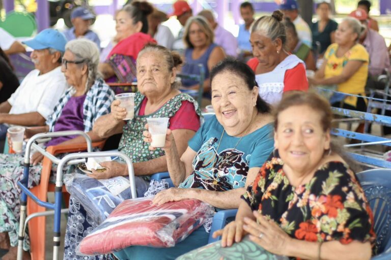 Continúa entrega de regalos a abuelos de Ixtaltepec