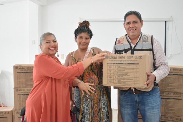 Entrega DIF Coatzacoalcos apoyo a mujeres embarazadas