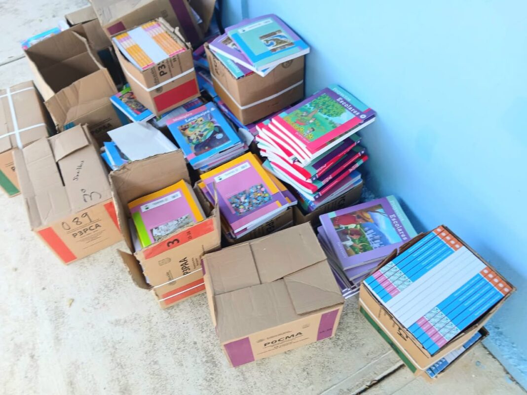 Tehuantepec respalda educación con entrega de libros de texto gratuitos