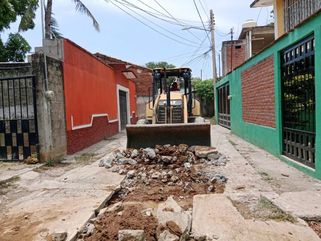 Mejoran drenaje en la calle 20 de Noviembre de Tehuantepec