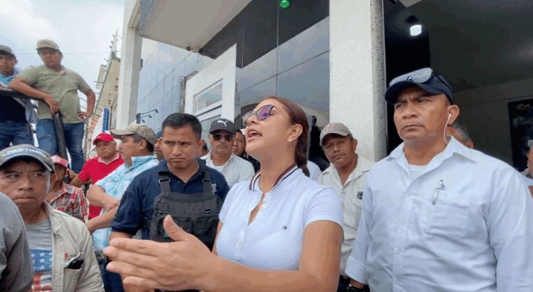 Habitantes de Texistepec protestan ante obras inconclusas
